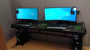 A gaming desk with two monitors, a keyboard, and a mouse. - Sihe Haichuan Hostel (Nanping)