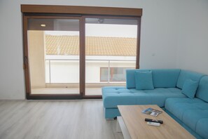 Flatscreentelevisie en een videogameconsole