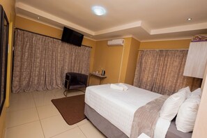 コンフォート ダブルルーム クイーンベッド 1 台 専用バスルーム | 客室ごとに異なる装飾、客室ごとに異なるインテリア、デスク、WiFi (無料)