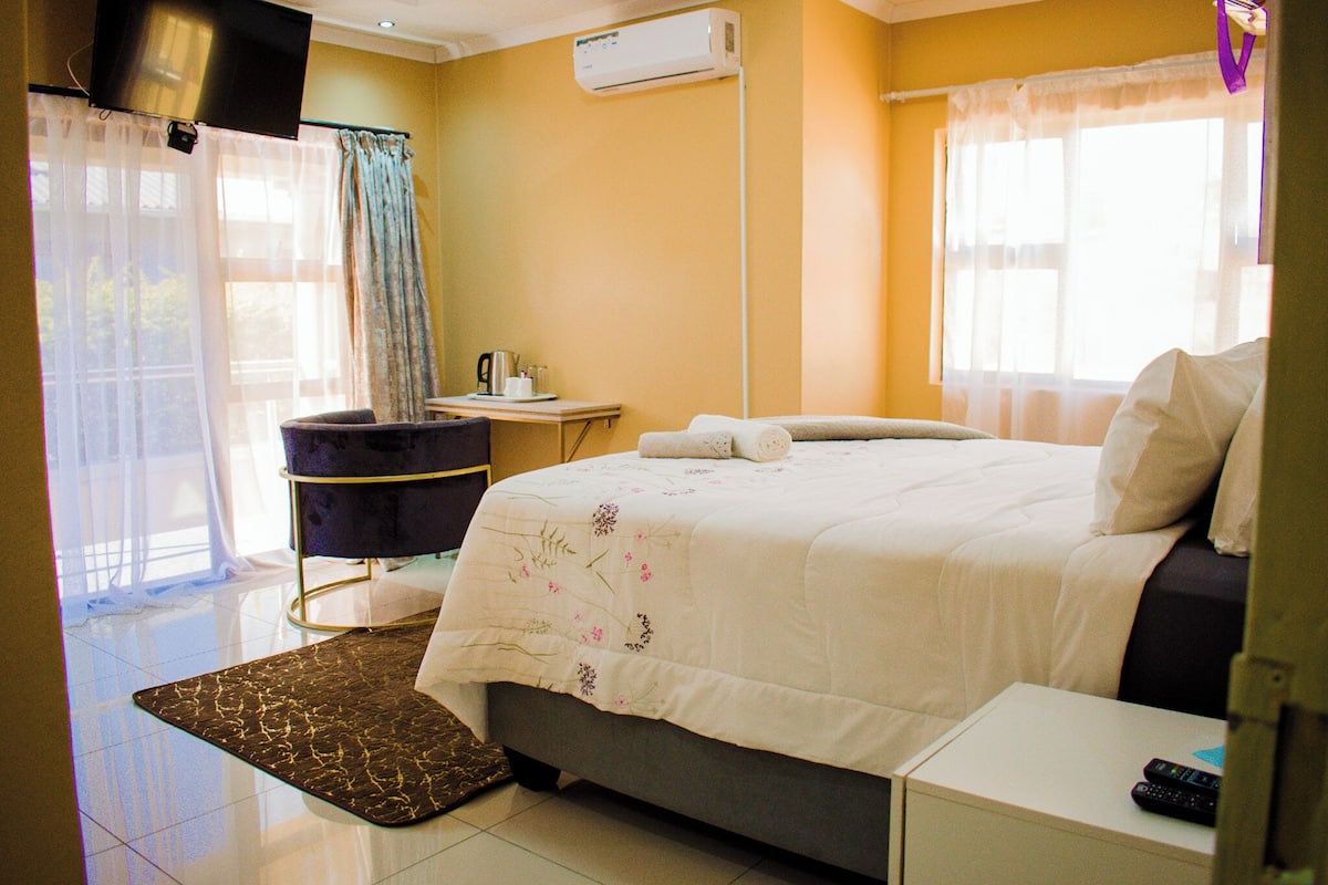 Family Room, 1 King Bed, Private Bathroom | 2 bedrooms, individually decorated, individually furnished, desk