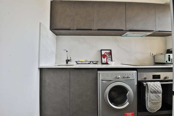 Private kitchen - Amber Vista 2 Bedroom Apartments (Cardiff)