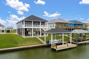 Exterior - Boaters' paradise, direct access to the Intracoastal, East Bay and Gulf. (Bolivar Peninsula)