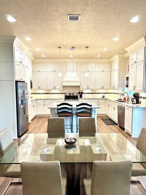 Dining - Boaters' paradise, direct access to the Intracoastal, East Bay and Gulf. (Bolivar Peninsula)