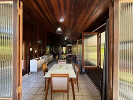 Een 30-inch televisie met satellietzenders