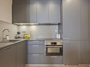 Fridge, oven, dishwasher, coffee/tea maker