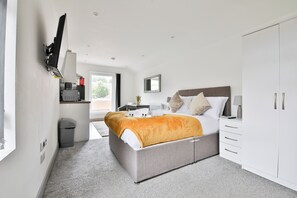 Studio Premium | Phòng cách âm, bàn ủi/dụng cụ ủi quần áo