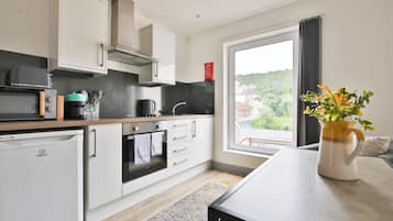 Premium Studio | Private kitchen | Electric kettle, toaster