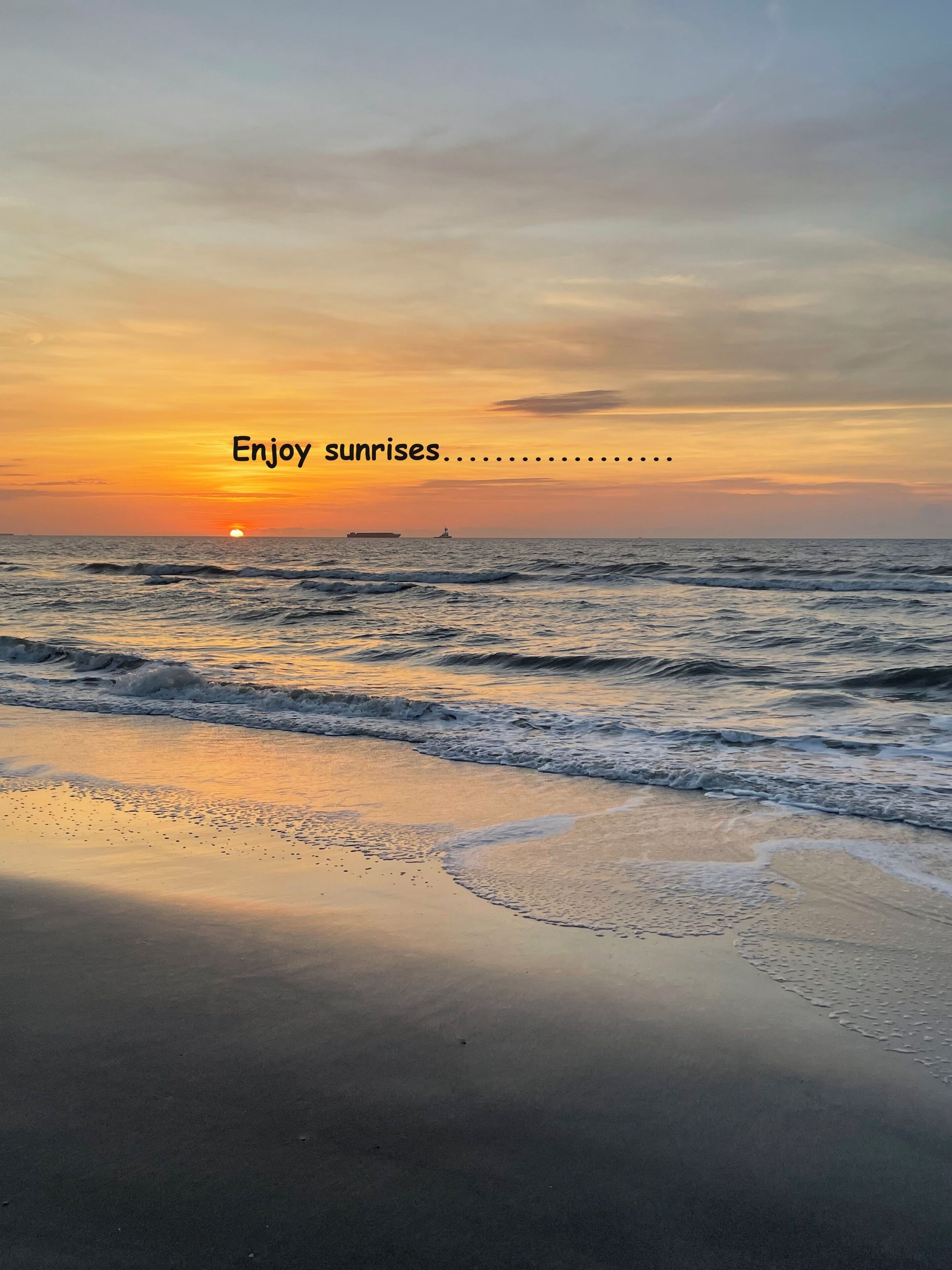 Ranta lähistöllä, aurinkotuoleja, rantapyyhkeitä