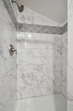 Dusche, umweltfreundliche Kosmetikartikel, Haartrockner, Handtücher