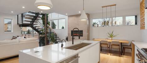 المنشأة من الداخل