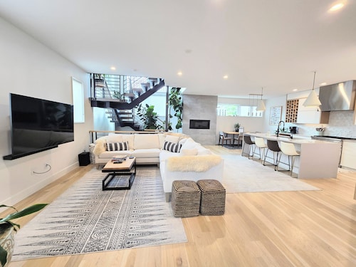 Custom Luxury Home Modern Denver 4BR 5BA Skyline Rooftop Fire pit Chef Kitchen