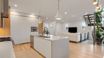 Refrigerador, microondas, horno y parrilla de estufa