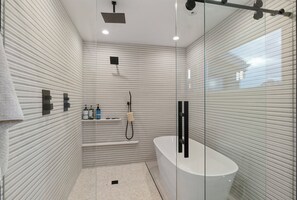 Een douche,  milieuvriendelijk toiletgerief, een haardroger, een bidet