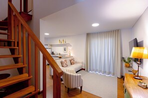 Deluxe-Apartment, Bergblick | Wohnbereich | Flachbildfernseher