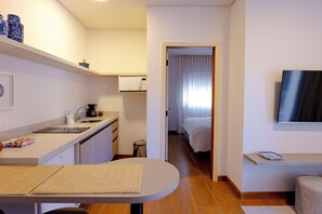 Superior Apartment | Private kitchen | Microwave, stovetop, toaster, cookware/dishes/utensils - Zur Suítes (Campos do Jordão)