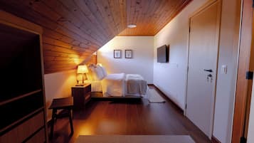 Deluxe Apartment, Mountain View | 1 bedroom, in-room safe, blackout drapes, soundproofing