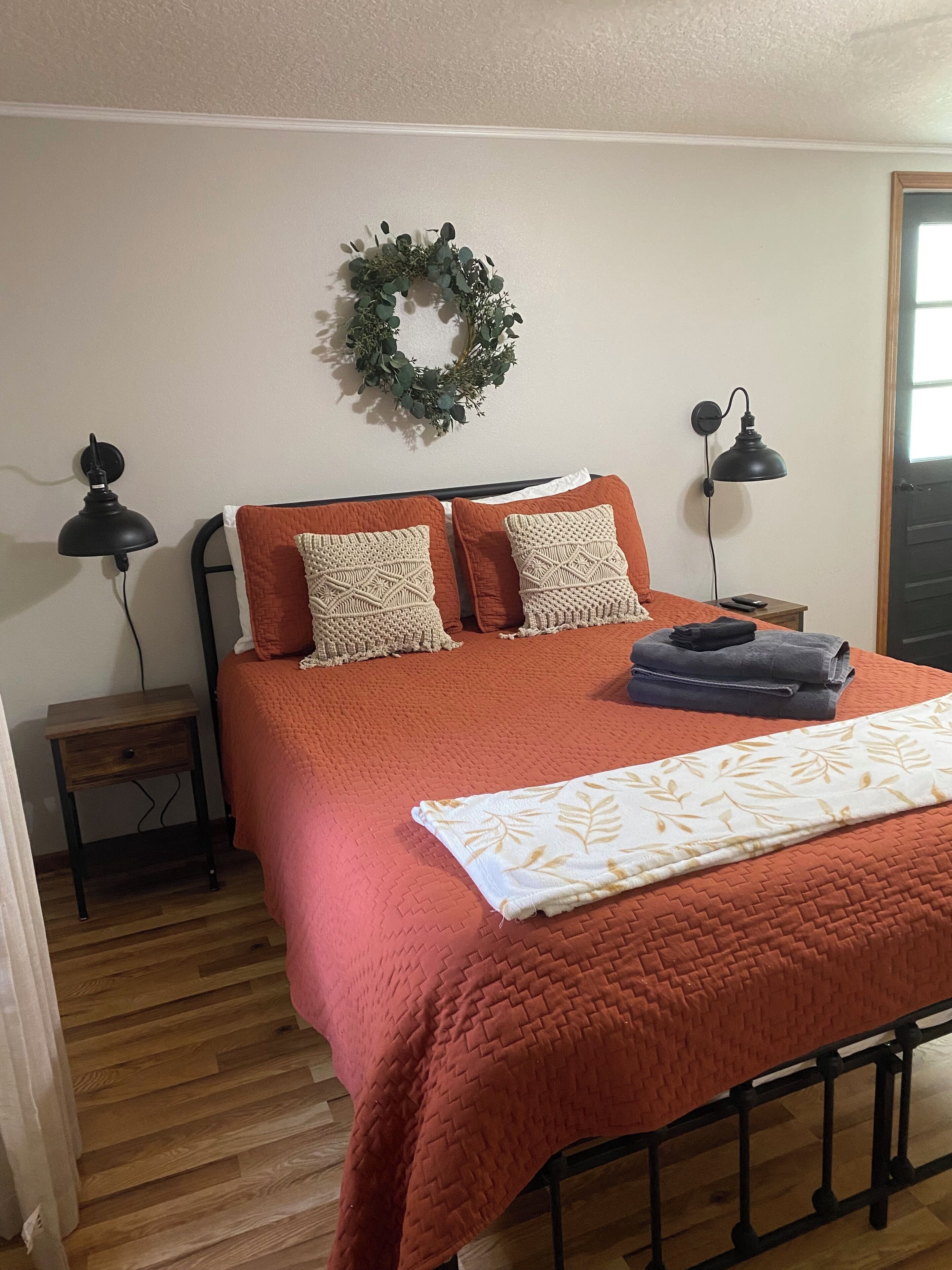 4 bedrooms, iron/ironing board, WiFi, bed sheets