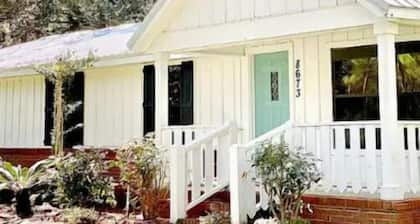 Relaxing 4-bedroom house; 20 mins from springs in Live Oak on pond with fire pit