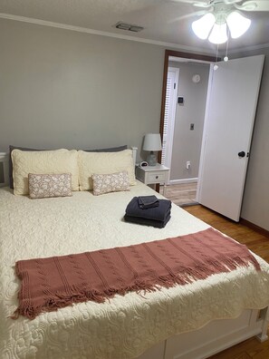 4 bedrooms, iron/ironing board, WiFi, bed sheets