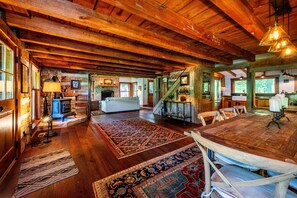 Interior - 3BR, 2.5BA Log Cabin (Nashville)