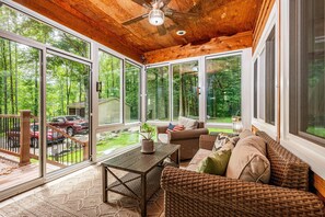 TV, stereo - 3BR, 3.5 BA Secluded Home (Nashville)