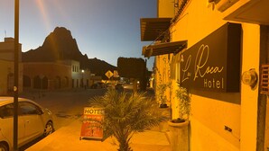 A hotel sign with a mountain in the background. - Hotel La Roca  (Ezequiel Montes)