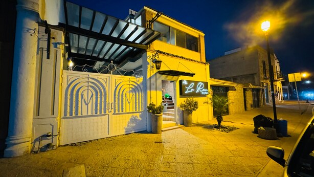 A hotel with a modern facade, a visible entrance, and a sign indicating it is a hotel. - Hotel La Roca  (Ezequiel Montes)