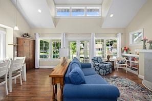 TV, fireplace - Peach Place at Lakeside (Lakeside Marblehead)