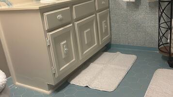 Secador de cabelo, toalhas de banho, sabonete, shampoo