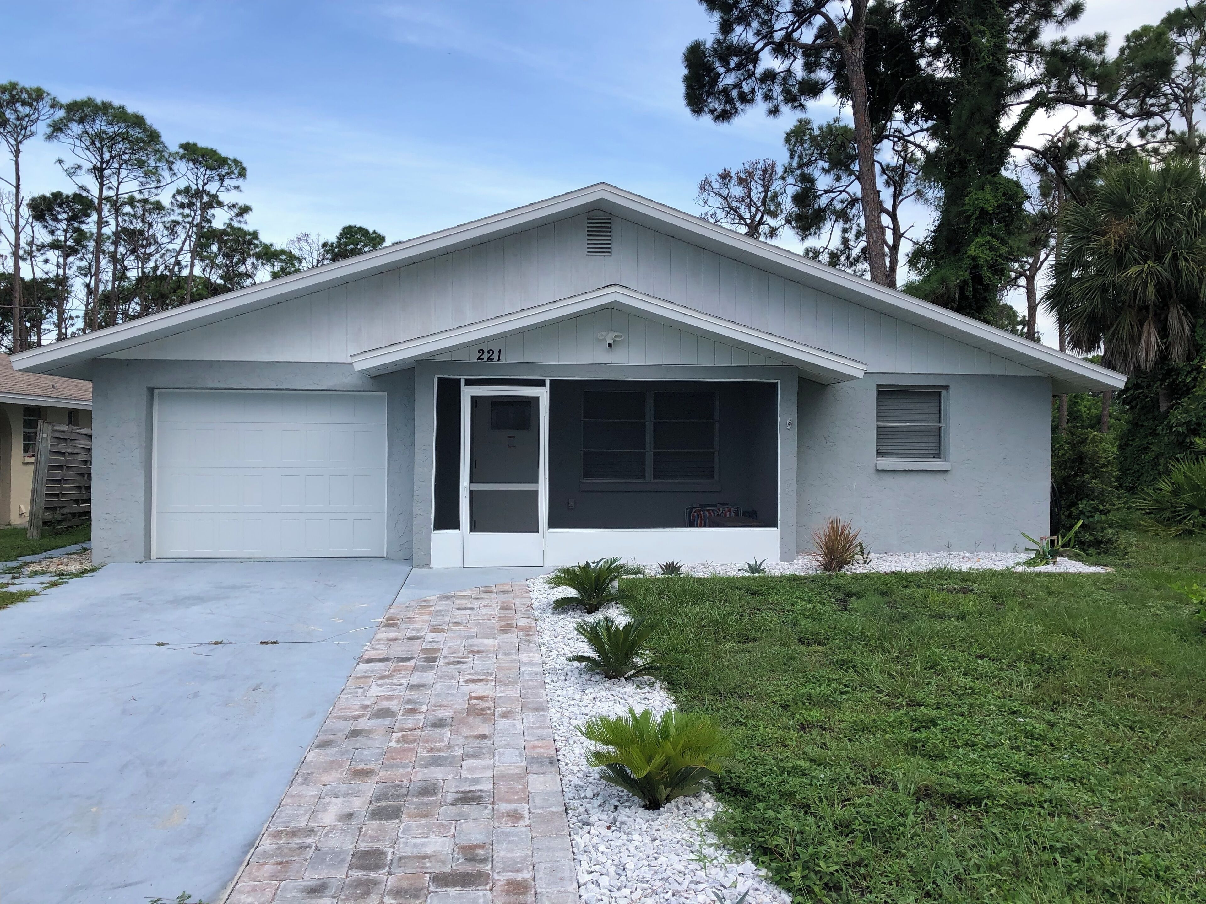 Comfortable 3-bedroom home with WiFi and AC in Englewood, close to many beaches.