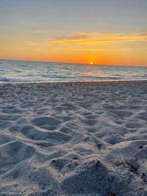 A beach with a sunset in the background. - Comfortable 3-bedroom home with WiFi and AC in Englewood, 3.5 mil. to beache (Englewood)