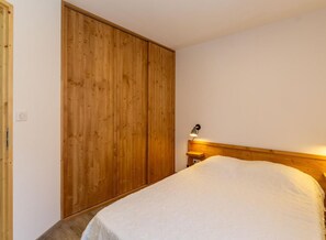 2 bedrooms, iron/ironing board
