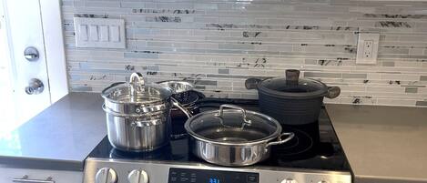 Refrigerador, microondas, horno, placa de cocina