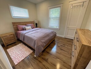 5 slaapkamers, een bureau, een strijkplank/strijkijzer, gratis wifi