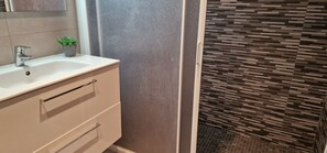 Shower, towels