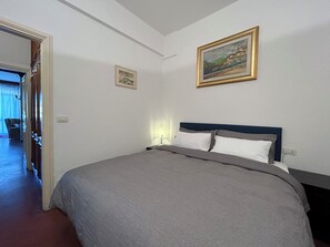 1 bedroom, desk, WiFi, bed sheets