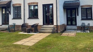 Een tweelaags huis met een veranda, een schotelantenne en een satellietontvangst.