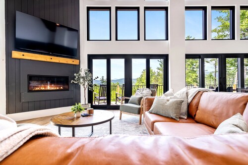 New Mtn View Cabin with Hot Tub and Games