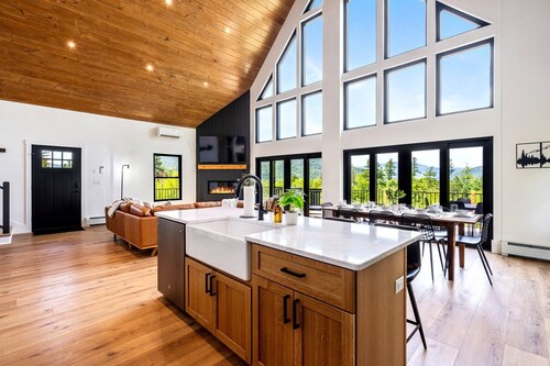 New Mtn View Cabin with Hot Tub and Games
