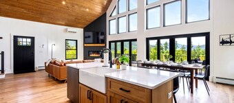 New Mtn View Cabin with Hot Tub and Games