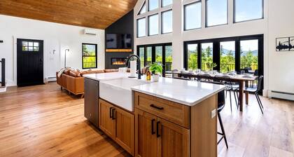 New Mtn View Cabin with Hot Tub and Games