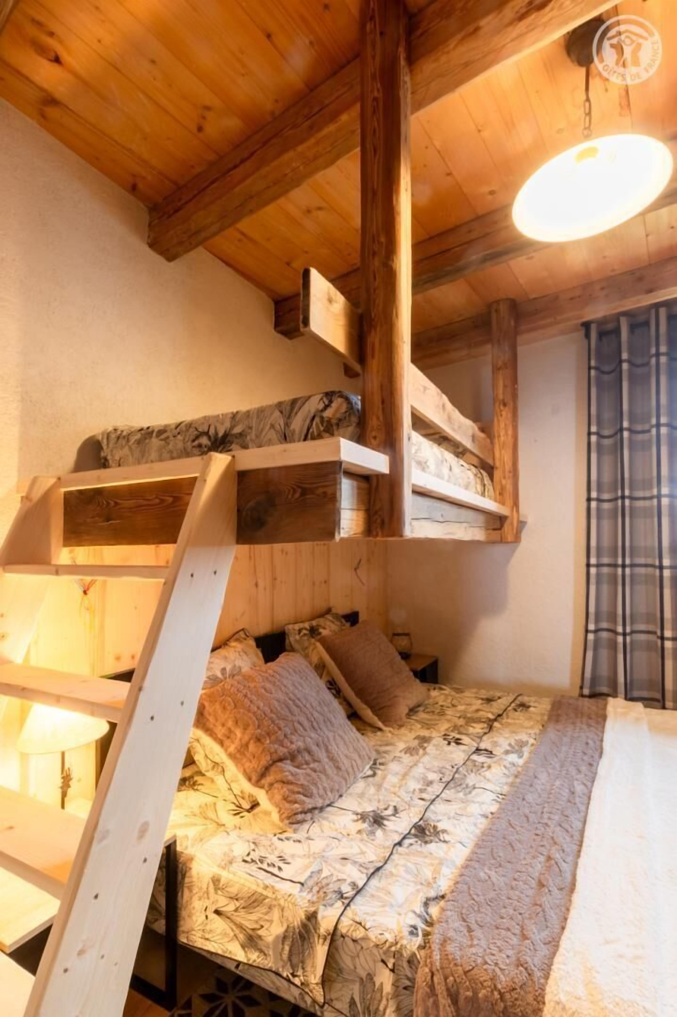 3 habitaciones, tabla de planchar con plancha y cuna de viaje 
