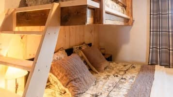 3 habitaciones, tabla de planchar con plancha y cuna de viaje