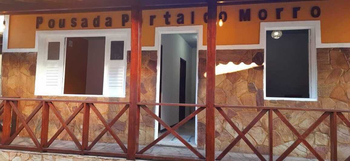 Fachada de un edificio con el nombre 'Pousada Portales Morro'.
