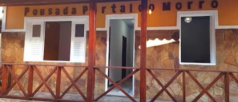 Fachada de un edificio con el nombre 'Pousada Portales Morro'.