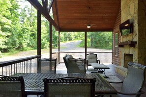 Outdoor dining - Sunset at Wildflower Creek, a Rustic Lodge 4 king bedrooms + 6 other beds (Broken Bow)
