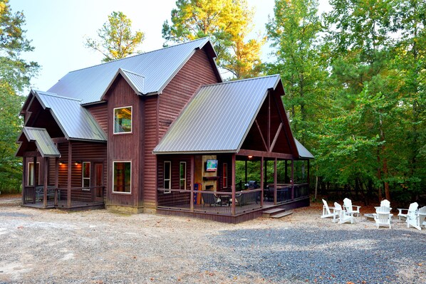 Exterior - Sunset at Wildflower Creek, a Rustic Lodge 4 king bedrooms + 6 other beds (Broken Bow)