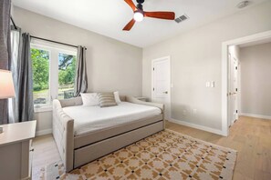 5 slaapkamers, een strijkplank/strijkijzer, reisbedje, wifi