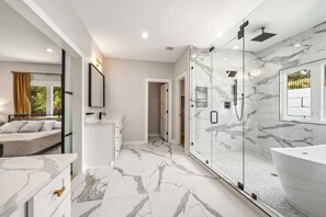 Een douche, een haardroger, handdoeken