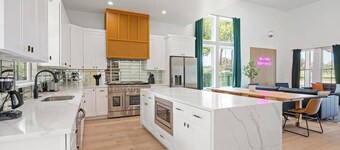 Neuhaus with Pool and Spa